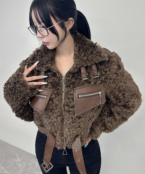 FOLLOWIN(フォロウィン)の「【 2color 】ボア×レザーベルトショートジャケット(その他アウター・レディース・ブラック/ブラウン・FREE)」の2枚目の写真