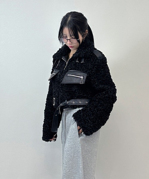 FOLLOWIN(フォロウィン)の「【 2color 】ボア×レザーベルトショートジャケット(その他アウター・レディース・ブラック/ブラウン・FREE)」の4枚目の写真