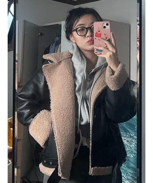 KOLEAT(コレット)の「WOMEN オーバーフィット マスタングフリースジャケット Black_Beige(ムートンコート・レディース・ベージュ×ブラック・FREE)」の7枚目の写真
