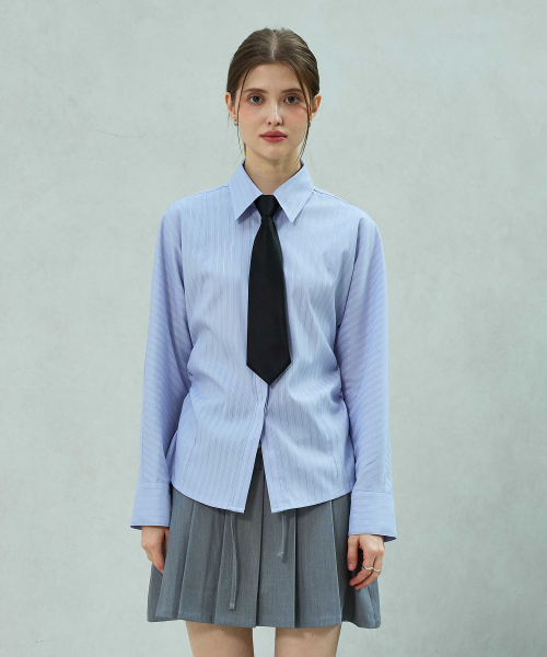 ARI(アリ)の「LOWELL SLIM FIT STRIPE SHIRRLING SHIRT / SKY BLUE(シャツ/ブラウス・レディース・スカイブルー・FREE)」の1枚目の写真