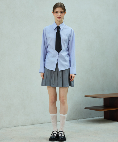 ARI(アリ)の「LOWELL SLIM FIT STRIPE SHIRRLING SHIRT / SKY BLUE(シャツ/ブラウス・レディース・スカイブルー・FREE)」の2枚目の写真