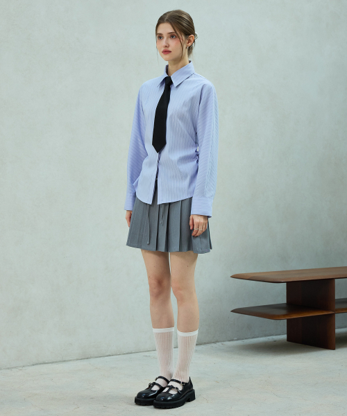 ARI(アリ)の「LOWELL SLIM FIT STRIPE SHIRRLING SHIRT / SKY BLUE(シャツ/ブラウス・レディース・スカイブルー・FREE)」の3枚目の写真