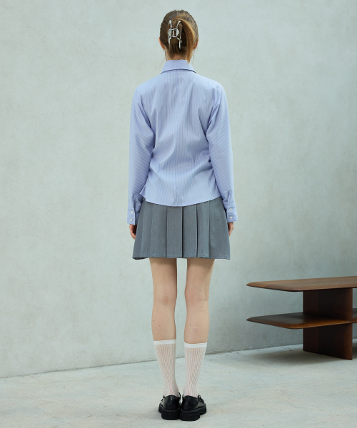 ARI(アリ)の「LOWELL SLIM FIT STRIPE SHIRRLING SHIRT / SKY BLUE(シャツ/ブラウス・レディース・スカイブルー・FREE)」の4枚目の写真