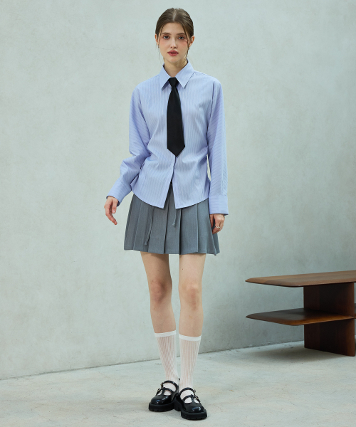 ARI(アリ)の「LOWELL SLIM FIT STRIPE SHIRRLING SHIRT / SKY BLUE(シャツ/ブラウス・レディース・スカイブルー・FREE)」の5枚目の写真