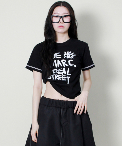 DEMARC(ドゥマーク)の「ロゴステッチ配色セミクロップ半袖Tシャツブラック(Tシャツ/カットソー・レディース・その他・MEDIUM)」の1枚目の写真