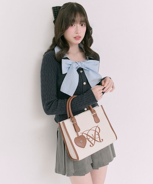 OLIVE des OLIVE（オリーブデオリーブ）の「Aimerianejoieハートミラーチャーム付きミニトート（ショルダーバッグ・レディース・ブラウン/ベージュ/サックスブルー/グレイッシュベージュ/アイボリー/ブラック・FREE）」の4枚目の写真