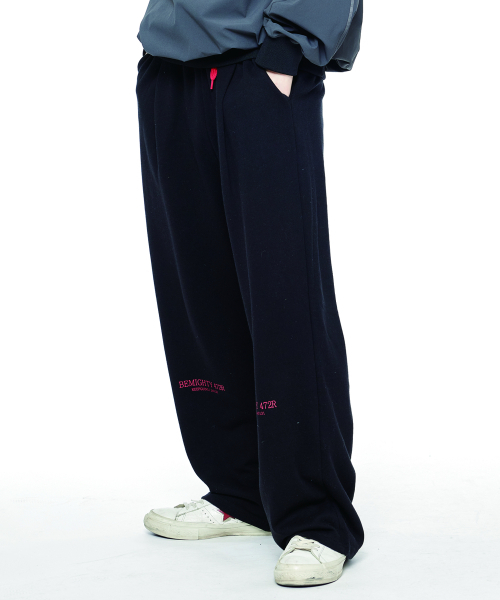 BEMIGHTY(ビーマイティー)の「ワンタックホワイトスウェットパンツレッドポイント(スウェットパンツ・メンズ・その他・LARGE/MEDIUM)」の1枚目の写真