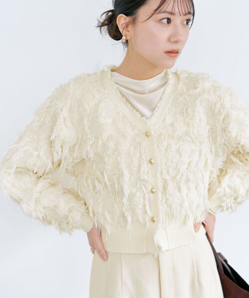 COHINA(コヒナ)の「フリンジジャカードショートカーディガン 【低身長・小柄女性】(カーディガン/ボレロ・レディース・ホワイト/グレー・ONE SIZE)」の2枚目の写真