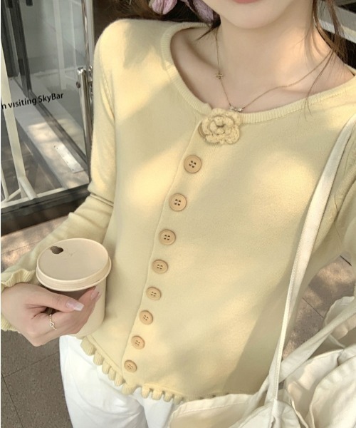 Mejoul（メジュール）の「【2026春夏新作】フラワーモチーフコンパクトフリルニットトップス（ニット/セーター・レディース・ライトグリーン/ホワイト/ピンク/イエロー・F）」の3枚目の写真