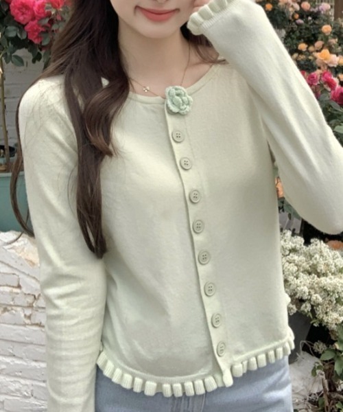 Mejoul（メジュール）の「【2026春夏新作】フラワーモチーフコンパクトフリルニットトップス（ニット/セーター・レディース・ライトグリーン/ホワイト/ピンク/イエロー・F）」の2枚目の写真