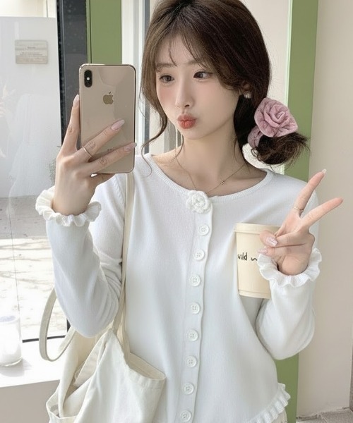 Mejoul（メジュール）の「【2026春夏新作】フラワーモチーフコンパクトフリルニットトップス（ニット/セーター・レディース・ライトグリーン/ホワイト/ピンク/イエロー・F）」の6枚目の写真