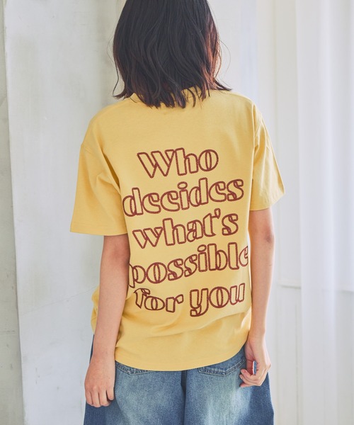 PBLIM（ページボーイリム）の「《UNISEX/３サイズ展開》クラフトロゴＴ　バックプリント / 刺繍（Tシャツ/カットソー・レディース・オフホワイト/ブラック/ブラウン/イエロー・SMALL/MEDIUM/LARGE）」の4枚目の写真