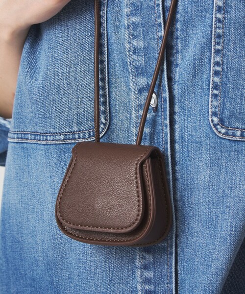 green label relaxing（グリーンレーベルリラクシング）の「フラップ ポーチネックレス（ネックレス・レディース・ダークブラウン/ブラック・FREE）」の2枚目の写真