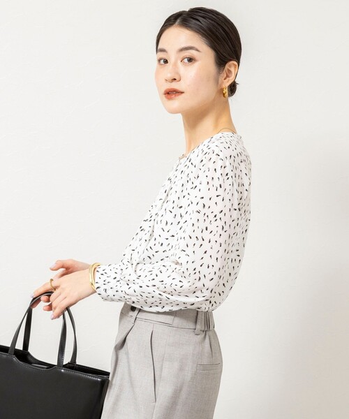 NOLLEY’S Sophi(ノーリーズソフィ)の「ウォッシャブルファンクショナルジョーゼットプリントタックフレアーブラウス(シャツ/ブラウス・レディース・ホワイト/サーモンピンク/ホワイト系その他4・38/36)」の20枚目の写真