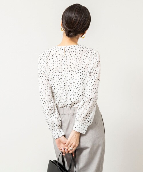 NOLLEY’S Sophi(ノーリーズソフィ)の「ウォッシャブルファンクショナルジョーゼットプリントタックフレアーブラウス(シャツ/ブラウス・レディース・ホワイト/サーモンピンク/ホワイト系その他4・38/36)」の21枚目の写真