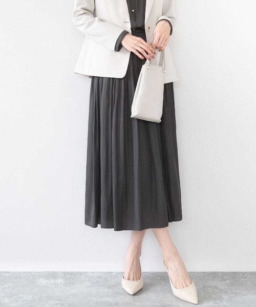 MK MICHEL KLEIN（エムケーミッシェルクラン）の「[瞬美シリーズ/UVカット/洗える]サテンプリーツスカート（スカート・レディース・パープル/ベージュ/ダークグレー・38）」の3枚目の写真