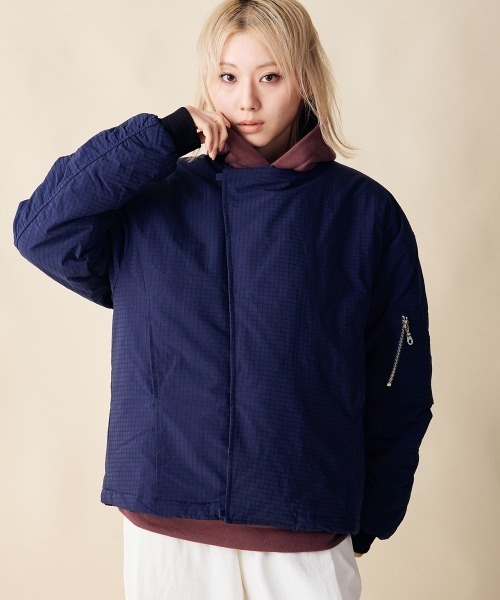 rehacer(レアセル)の「rehacer : Tactical Collarless Jacket / タクティカル カラーレス ジャケット(MA-1・レディース・ネイビー/ブラック・SMALL)」の3枚目の写真