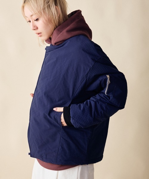 rehacer(レアセル)の「rehacer : Tactical Collarless Jacket / タクティカル カラーレス ジャケット(MA-1・レディース・ネイビー/ブラック・SMALL)」の4枚目の写真