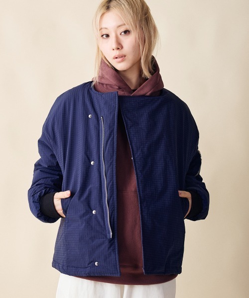 rehacer(レアセル)の「rehacer : Tactical Collarless Jacket / タクティカル カラーレス ジャケット(MA-1・レディース・ネイビー/ブラック・SMALL)」の5枚目の写真