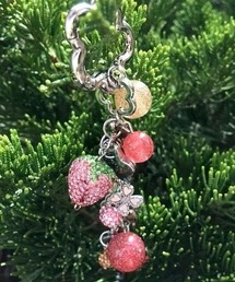 Vini（ヴィニ）の「ラインストーン ストロベリー チャーム ( カラビナ付き )（キーホルダー）」