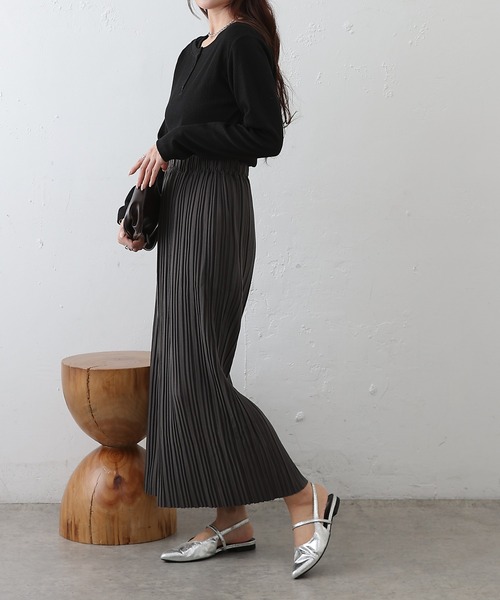 COLONY 2139（コロニートゥーワンスリーナイン）の「プリーツナロースカート（スカート・レディース・チャコールグレー/グレイッシュベージュ/ブラック・FREE）」の17枚目の写真