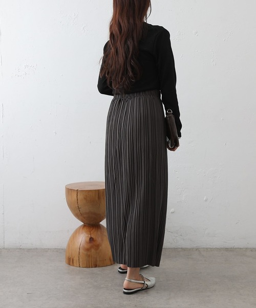COLONY 2139（コロニートゥーワンスリーナイン）の「プリーツナロースカート（スカート・レディース・チャコールグレー/グレイッシュベージュ/ブラック・FREE）」の18枚目の写真