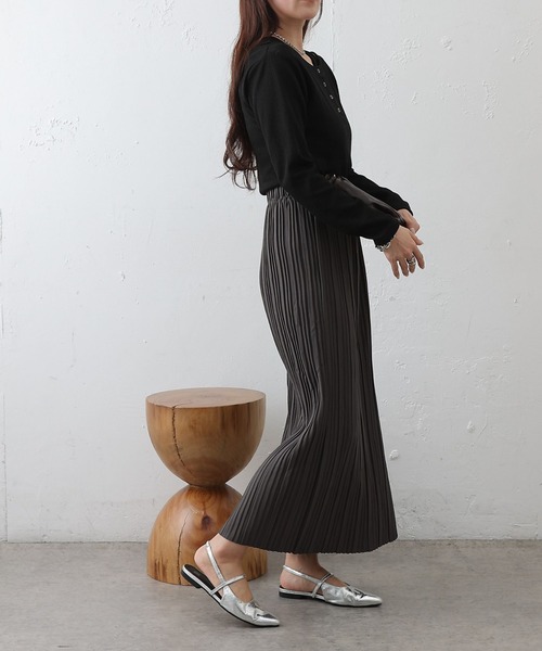 COLONY 2139（コロニートゥーワンスリーナイン）の「プリーツナロースカート（スカート・レディース・チャコールグレー/グレイッシュベージュ/ブラック・FREE）」の19枚目の写真