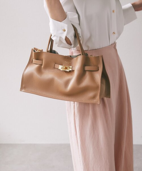 La boutique BonBon（ラブティックボンボン）の「【ヴィオラドーロ】イタリアンWフェイス型押しレザーワイドトート（トートバッグ・レディース・ベージュ・FREE）」の2枚目の写真