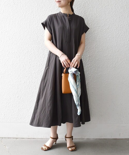 SHIPS any（シップス エニィ）の「SHIPS any:〈洗濯機可能〉ツイル バンドカラー フレンチ シャツ ワンピース（シャツワンピース・レディース・チャコールグレー/ベージュ・ONE SIZE）」の22枚目の写真