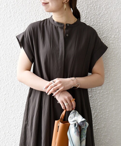 SHIPS any（シップス エニィ）の「SHIPS any:〈洗濯機可能〉ツイル バンドカラー フレンチ シャツ ワンピース（シャツワンピース・レディース・チャコールグレー/ベージュ・ONE SIZE）」の3枚目の写真