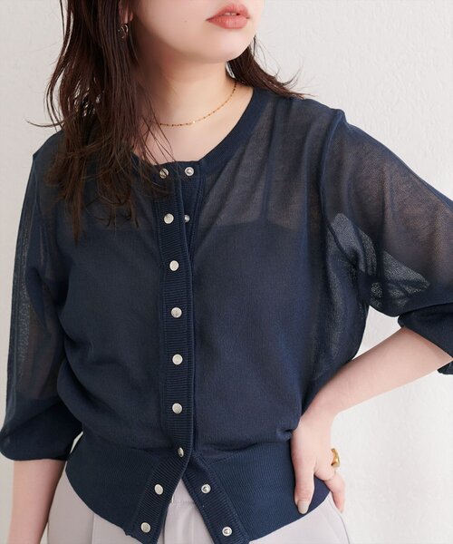 natural couture(ナチュラルクチュール)の「オリジナルドット釦シアーカーデ(カーディガン/ボレロ・レディース・ブラック/グレイッシュベージュ/ネイビー/レッド/ピンク/ブルー/オフホワイト・FREE)」の5枚目の写真