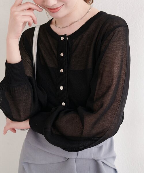 natural couture(ナチュラルクチュール)の「オリジナルドット釦シアーカーデ(カーディガン/ボレロ・レディース・ブラック/グレイッシュベージュ/ネイビー/レッド/ピンク/ブルー/オフホワイト・FREE)」の11枚目の写真