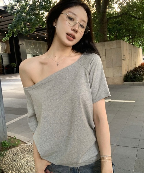 somnium(ソムニウム)の「ワンショルダーカットソー / レディース 肌見せトップス 韓国ファッション 春夏(Tシャツ/カットソー・レディース・ホワイト/グレー/ブラック・MEDIUM)」の14枚目の写真