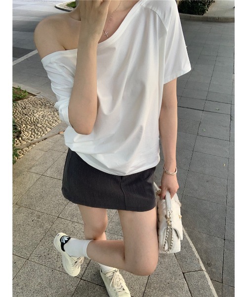 somnium(ソムニウム)の「ワンショルダーカットソー / レディース 肌見せトップス 韓国ファッション 春夏(Tシャツ/カットソー・レディース・ホワイト/グレー/ブラック・MEDIUM)」の17枚目の写真