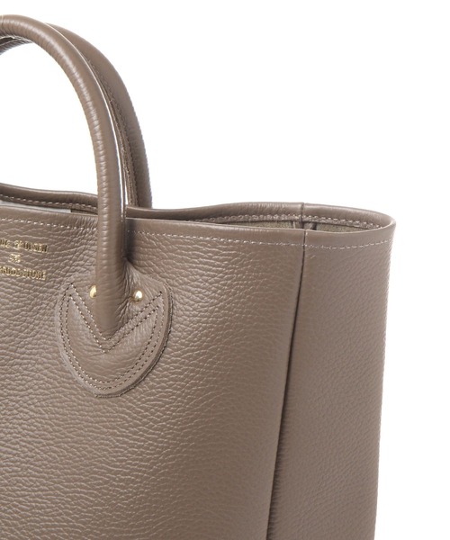 YOUNG&OLSEN The DRYGOODS STORE（ヤングアンドオルセン）の「【YOUNG＆OLSEN】EMBOSSED LEATHER TOTE M（ショルダーバッグ・レディース・ライトブラウン/グレー・FREE）」の7枚目の写真