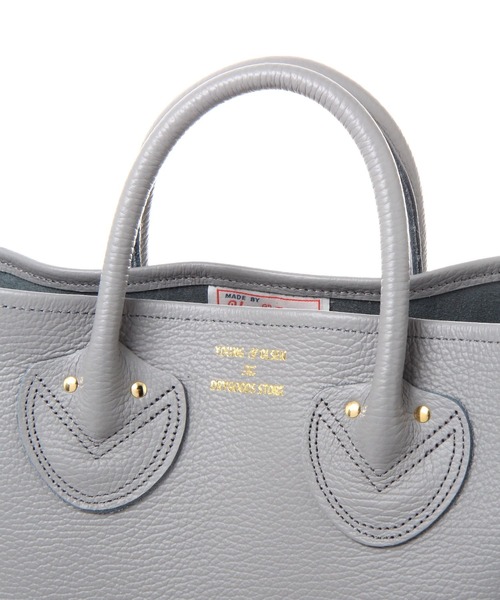 YOUNG&OLSEN The DRYGOODS STORE（ヤングアンドオルセン）の「【YOUNG＆OLSEN】EMBOSSED LEATHER TOTE M（ショルダーバッグ・レディース・ライトブラウン/グレー・FREE）」の10枚目の写真