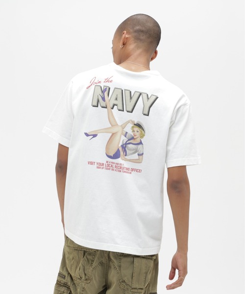 AVIREX(アヴィレックス)の「PLAYFUL SAILOR GIRL S/S T-SHIRT / プレイフル セーラー ガール ショートスリーブ Tシャツ / AVIREX /アヴィレックス(Tシャツ/カットソー・メンズ・チャコール/マスタード/ホワイト・MEDIUM/LARGE/X-LARGE/XX-LARGE)」の2枚目の写真