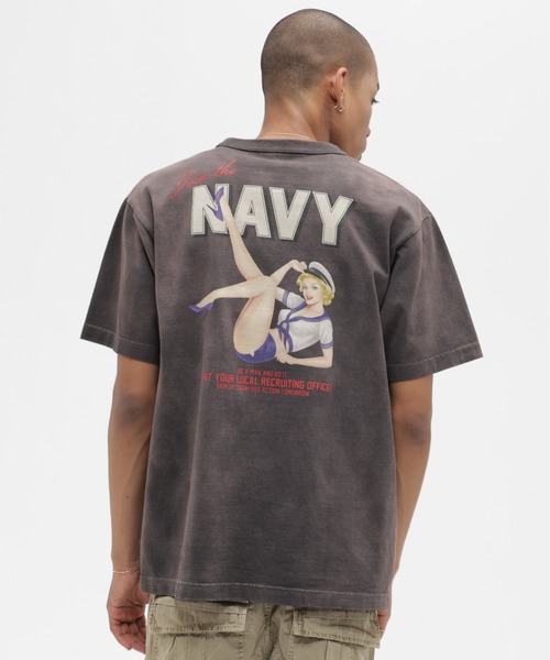 AVIREX(アヴィレックス)の「PLAYFUL SAILOR GIRL S/S T-SHIRT / プレイフル セーラー ガール ショートスリーブ Tシャツ / AVIREX /アヴィレックス(Tシャツ/カットソー・メンズ・チャコール/マスタード/ホワイト・MEDIUM/LARGE/X-LARGE/XX-LARGE)」の4枚目の写真