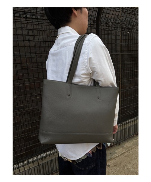SOLATINA(ソラチナ)の「SOLATINA ソラチナ international ser. ソフトシュリンクレザー横型トート 小サイズ(ショルダーバッグ・メンズ・ダークグレー/ネイビー/アイボリー/イエロー/ライトブラウン・FREE)」の12枚目の写真