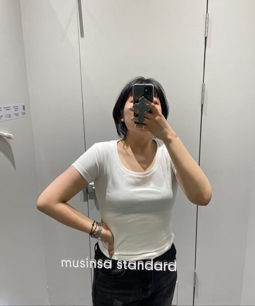 MUSINSA STANDARD WOMAN（ムシンサスタンダードウーマン）の「ウィメンズスリムスクープネックキャップスリーブTシャツ[ブラック]（Tシャツ/カットソー・レディース・その他・SMALL/MEDIUM/LARGE/X-SMALL）」の3枚目の写真