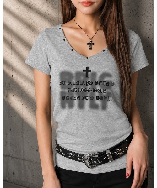 SPINNS（スピンズ）の「半袖カットソー/スプレースタッズ/平成ギャル（Tシャツ/カットソー・レディース・オフホワイト/グレー/ブラック・ONESIZE）」の3枚目の写真