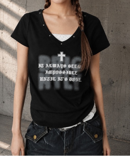 SPINNS（スピンズ）の「半袖カットソー/スプレースタッズ/平成ギャル（Tシャツ/カットソー・レディース・オフホワイト/グレー/ブラック・ONESIZE）」の2枚目の写真