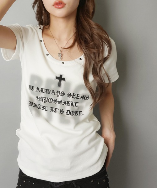 SPINNS（スピンズ）の「半袖カットソー/スプレースタッズ/平成ギャル（Tシャツ/カットソー・レディース・オフホワイト/グレー/ブラック・ONESIZE）」の5枚目の写真