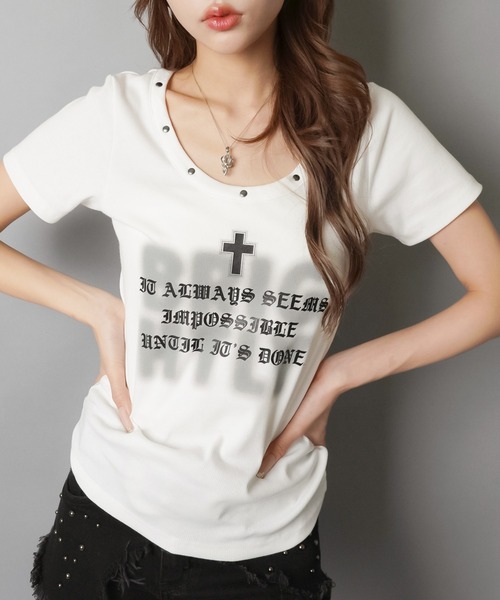 SPINNS（スピンズ）の「半袖カットソー/スプレースタッズ/平成ギャル（Tシャツ/カットソー・レディース・オフホワイト/グレー/ブラック・ONESIZE）」の4枚目の写真