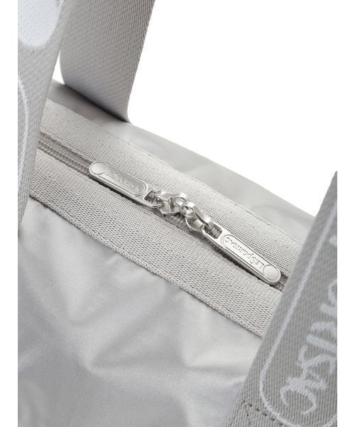 LeSportsac(レスポートサック)の「【SNIDEL×LeSportsac】DELUXE MED WEEKNDER MH(ショルダーバッグ・レディース・シルバー/ブラック・F)」の5枚目の写真