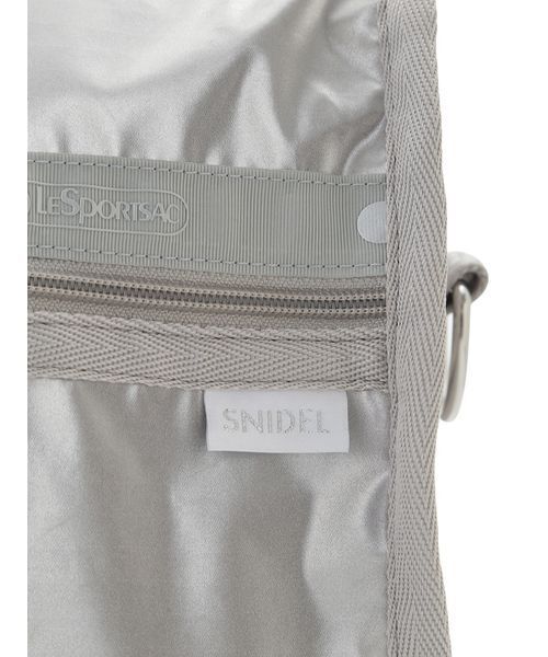 LeSportsac(レスポートサック)の「【SNIDEL×LeSportsac】DELUXE MED WEEKNDER MH(ショルダーバッグ・レディース・シルバー/ブラック・F)」の9枚目の写真