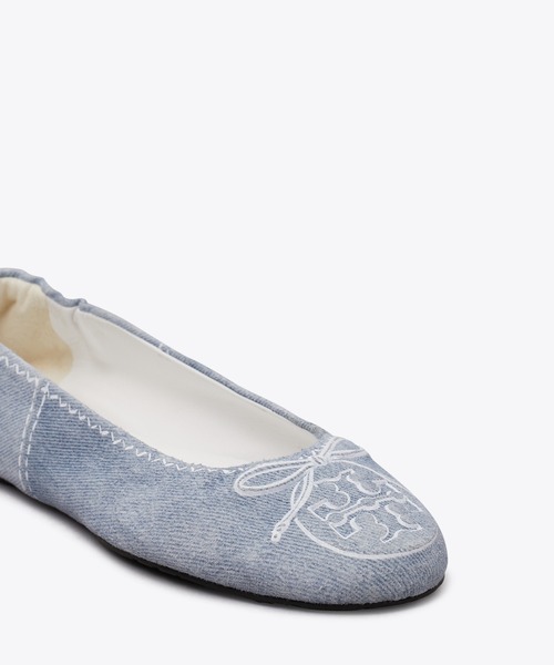 TORY BURCH（トリーバーチ）の「リーヴァ トラベル バレエ（バレエシューズ・レディース・サックスブルー・24cm/23.5cm/23cm/24.5cm）」の3枚目の写真