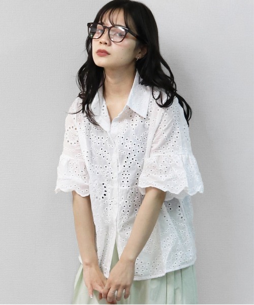 THE CELL.(ザセルドット)の「アイレットレース 袖フレアハーフスリーブシャツ EYELET LACE FLARED HALF-SLEEVE SHIRT(シャツ/ブラウス・レディース・オフホワイト・FREE)」の1枚目の写真