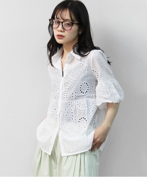 THE CELL.(ザセルドット)の「アイレットレース 袖フレアハーフスリーブシャツ EYELET LACE FLARED HALF-SLEEVE SHIRT(シャツ/ブラウス・レディース・オフホワイト・FREE)」の2枚目の写真