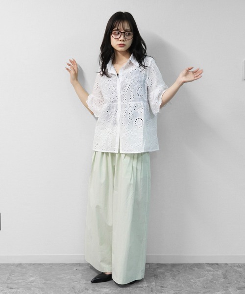 THE CELL.(ザセルドット)の「アイレットレース 袖フレアハーフスリーブシャツ EYELET LACE FLARED HALF-SLEEVE SHIRT(シャツ/ブラウス・レディース・オフホワイト・FREE)」の4枚目の写真